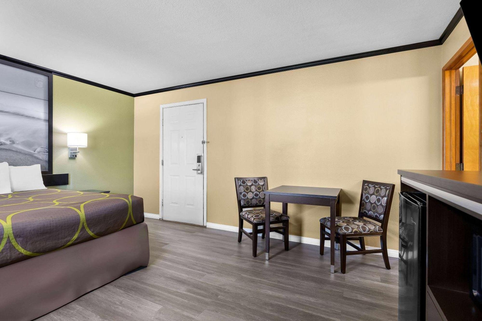 Super 8 By Wyndham Crescent City Exterior foto