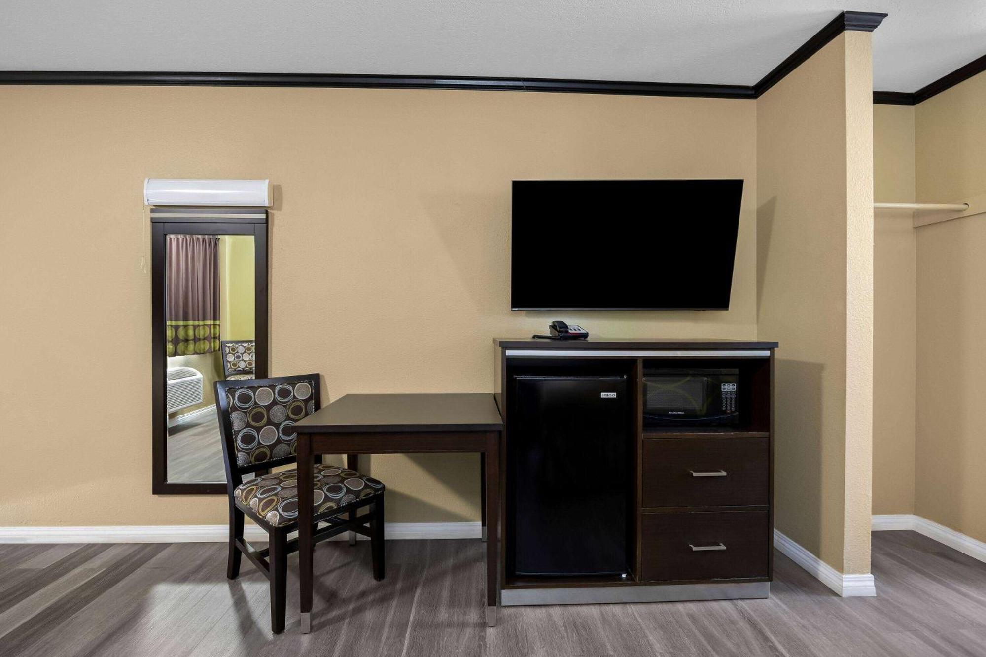 Super 8 By Wyndham Crescent City Exterior foto